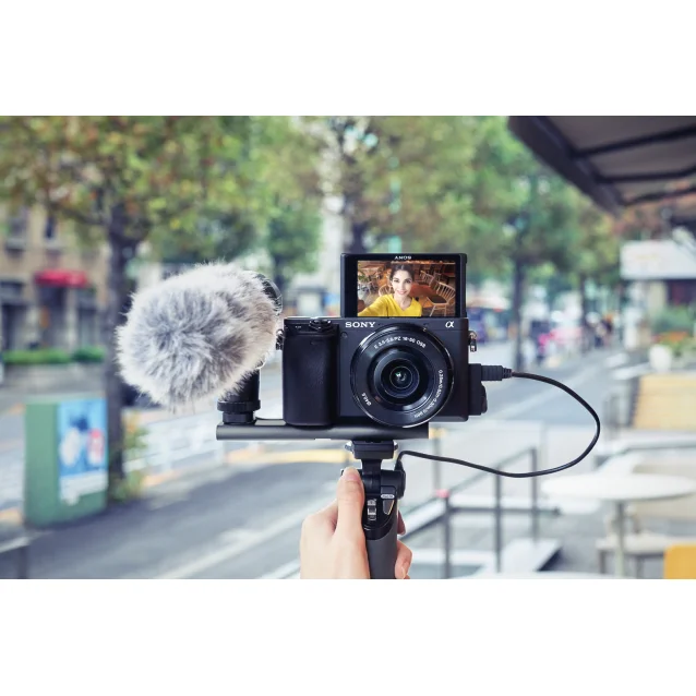 Fotocamera digitale Sony α Alpha 6400 con obiettivo 16-50mm, mirrorless APS-C Real-Time Eye AF