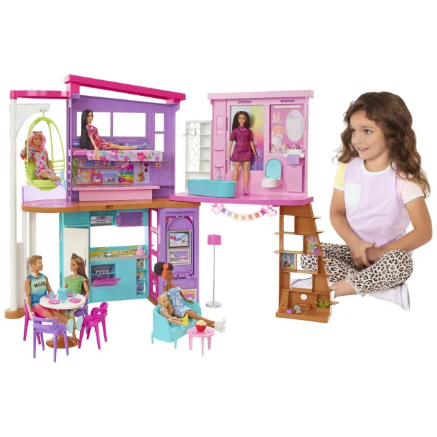 Barbie Casa di Malibu (106 cm) playset casa delle bambole con 2 piani, 6 stanze, ascensore altalena e più 30 pezzi, Giocattolo per Bambini 3+ Anni [HCD50]