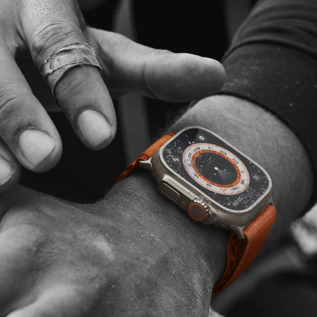 Smartwatch Apple Watch Ultra GPS + Cellular, 49mm Cassa in Titanio con Cinturino Band Ocean Giallo